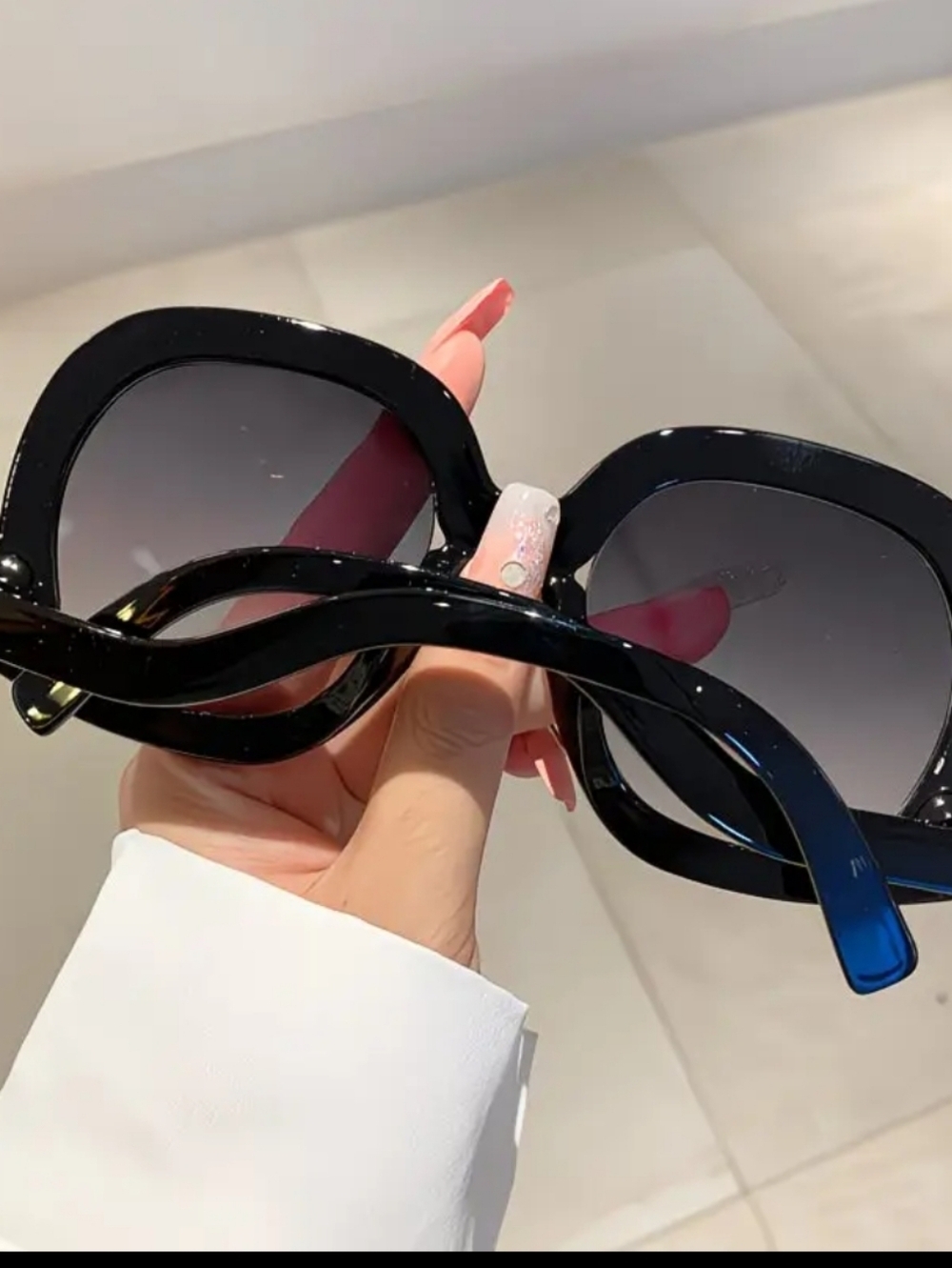 Women's Oversized Black Fashion Sunglasses - Picture 4 of 6